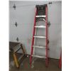 Image 1 : Fiberglass Step Ladder With Paint Tray – 5 Ft
