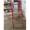 Image 5 : Fiberglass Step Ladder With Paint Tray – 5 Ft