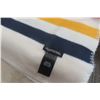 Image 4 : Hudson's Bay New Throw Blanket With Carry Straps