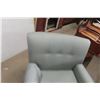 Image 3 : 2 Matching Living Room Chairs