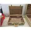 Image 10 : 2 Vintage Suitcases