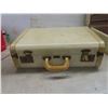 Image 8 : 2 Vintage Suitcases