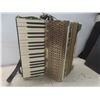 Image 3 : Hohner Verdi I Accordion w/ Case