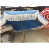 Image 7 : 2 Patio Umbrellas Approx 60" Diameter