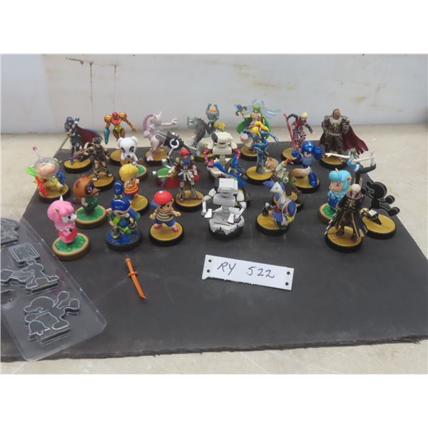 28 Nintendo Amiibos