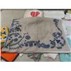 Image 2 : Blankets, Tablecloths, Handkerchiefs, Linens And More