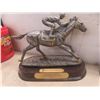 Image 8 : 12 Horse Racing Horseplayers Challenge Trophies And Tote