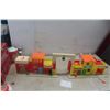 Image 1 : Fisher-Price Vintage Play Sets Fire House Family Village Police