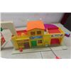 Image 4 : Fisher-Price Vintage Play Sets Fire House Family Village Police