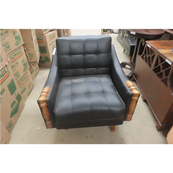 Leather/Leather Style Living Room Chair (1 Leg Loose)