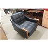 Image 2 : Leather/Leather Style Living Room Chair (1 Leg Loose)