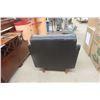 Image 6 : Leather/Leather Style Living Room Chair (1 Leg Loose)
