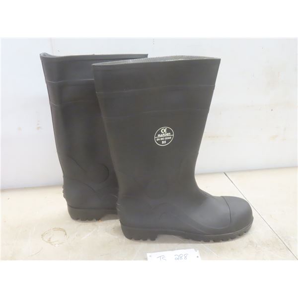 New Steel-Toed Rubber Boots Size 10