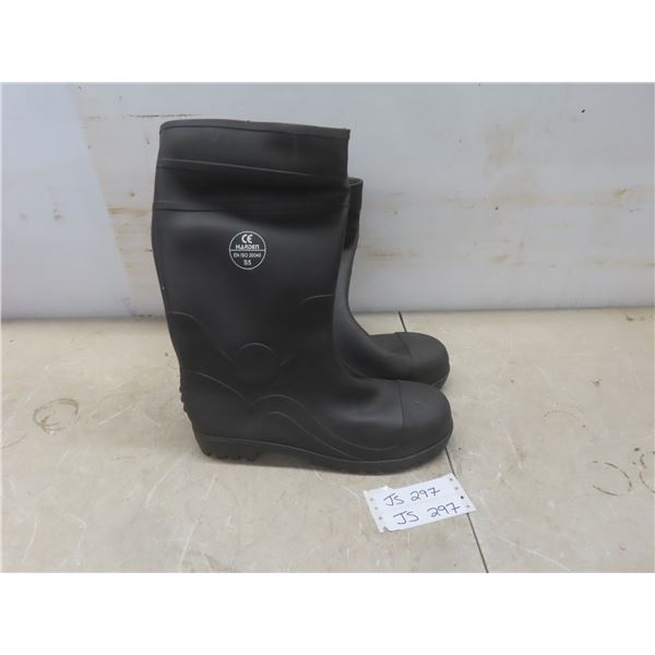 New Steel-Toed Rubber Boots Size 11
