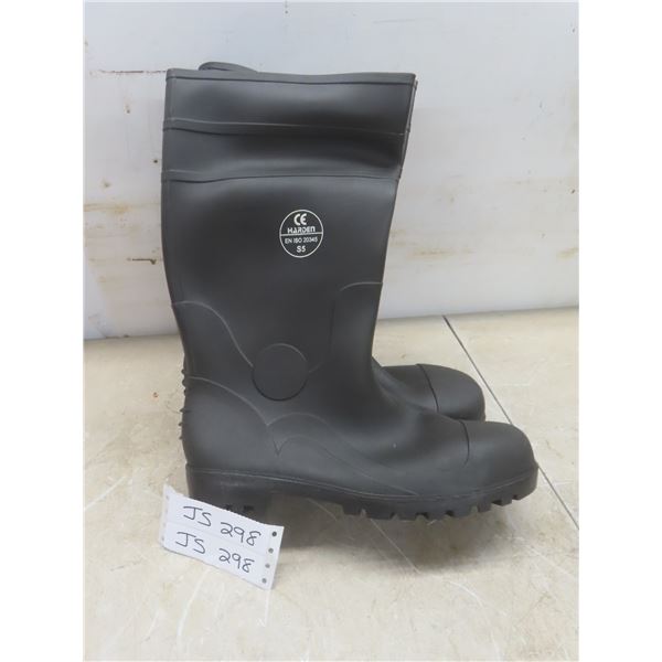 New Steel-Toed Rubber Boots Size 9