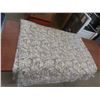 Image 10 : Vintage Chenille Fringed Bedspread, Knitted or Crocheted Blanket and Comforter