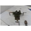 Image 3 : Yankee 2.5-Inch Machinist Vise and Drill Chuck