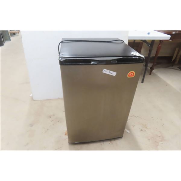 Igloo Bar Fridge, Clean, Good Working Order, 20.5" Wide x 32" High x 22" Deep