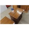 Image 5 : 2 Matching End Tables 23" x 27" x 17"