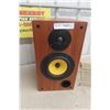 Image 2 : Compact Speaker; Aluminium Dome Tweeter; Vinyl Record Stand