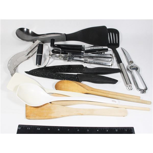 BOX OF KITCHEN UTENSILS/KNIVES