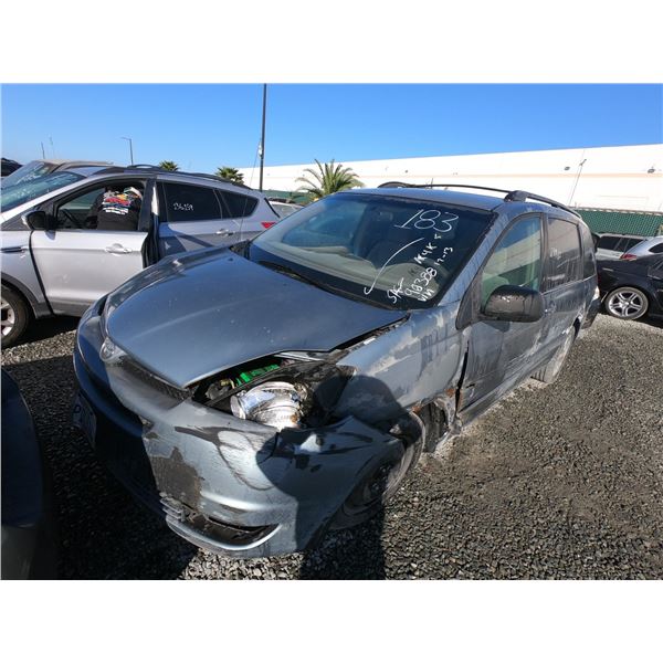 TOYOTA SIENNA 2004 SALV T/DONATION