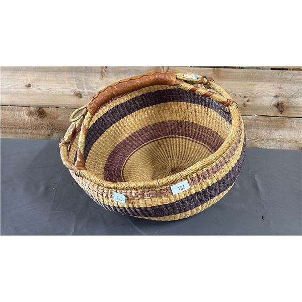 HAND WOVEN FIRST NATIONS CANADIAN SEA GRASS BT LATCH BASKET 16" X 14" X 6.5"
