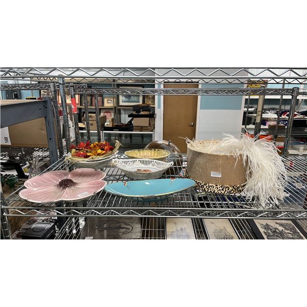 SHELF OF ASSORTED VINTAGE PORCELAIN SERVING TRAYS & HAT BOX CONTAINING A FEATHER BOA
