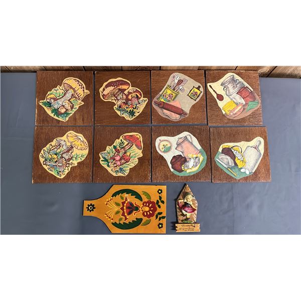 VINTAGE PAINTED CUTTING BOARD, STACK OF VINTAGE 8" WOOD TILES & VINTAGE ITALIAN WALL PLAQUE