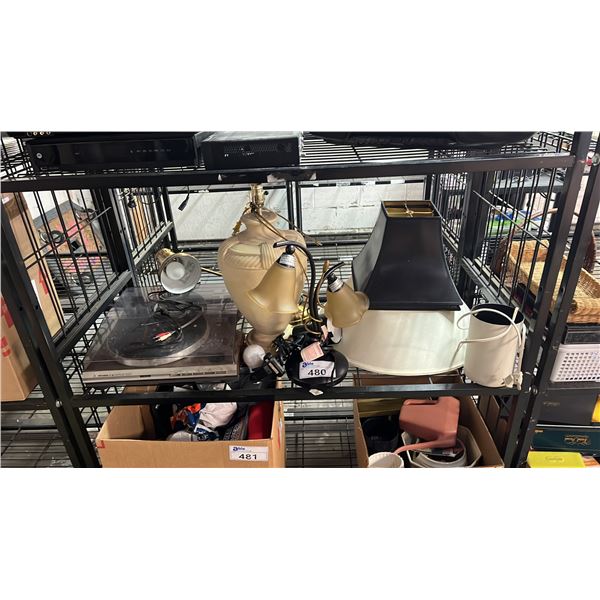 SHELF OF ASSORTED LAMPS, LAMP SHADES & A MITSHUBISHI LT-20 TURNTABLE