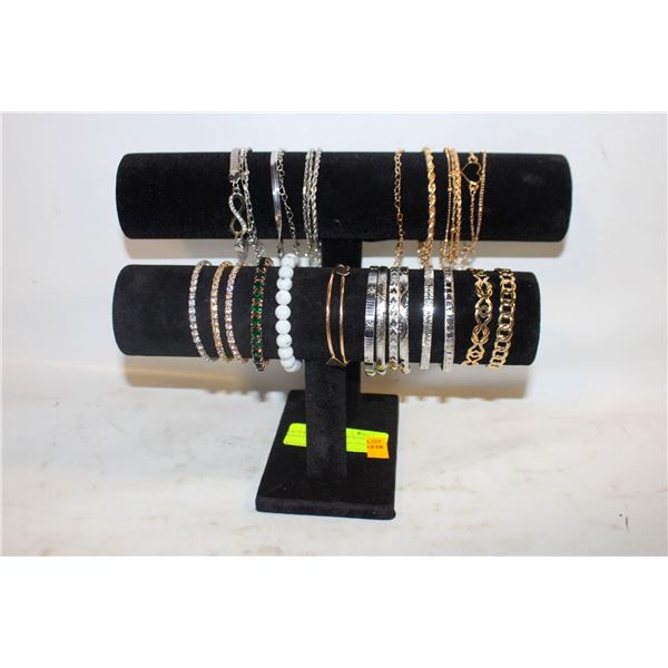 NEW JEWELRY ORGANIZER WITH 20 BRACELETS AND 10