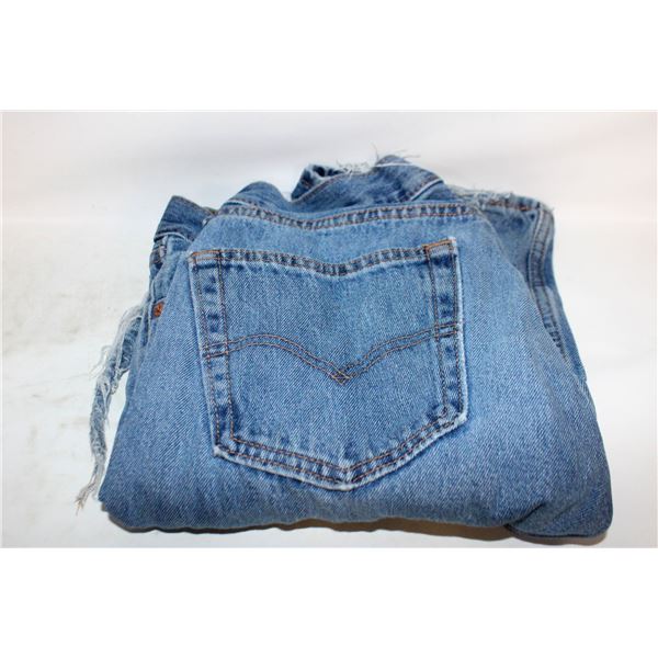 LEVI'S MEN'S JEANS - 33W X 30L - WORN