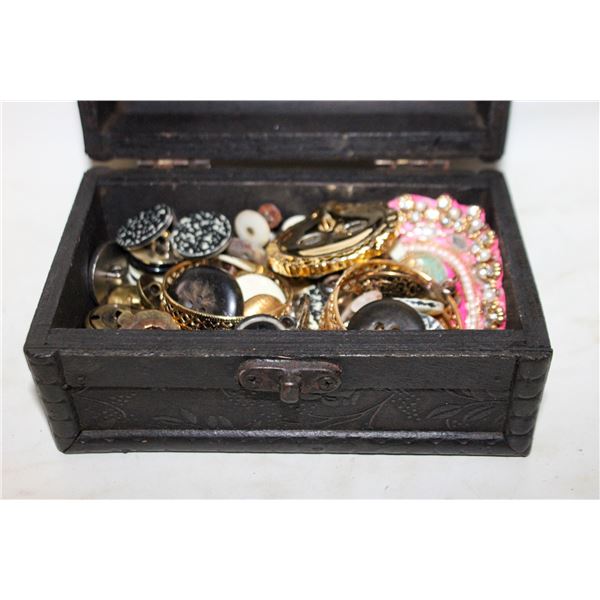 VINTAGE MIX BUTTONS IN WOOD CHEST BOX-ESTATE