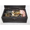 Image 1 : VINTAGE MIX BUTTONS IN WOOD CHEST BOX-ESTATE