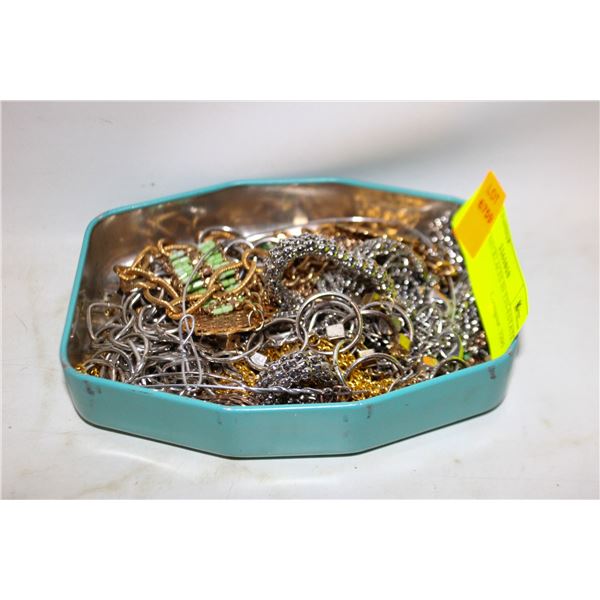 ESTATE NECKLACES IN TIN-ESTATE