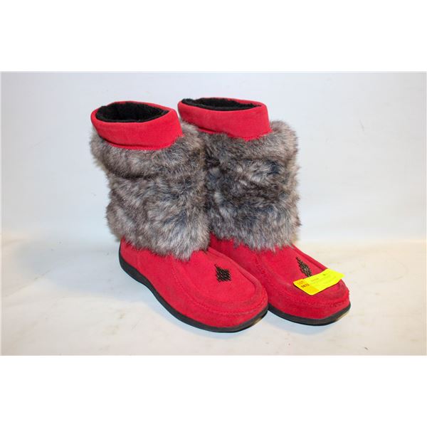 LADIES RED MUKLUKS LEATHER BOOTS-ESTATE