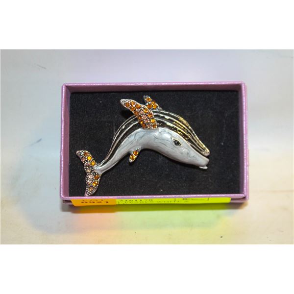 NEW ENAMEL PEARLS WHITE & BLACK WHALE