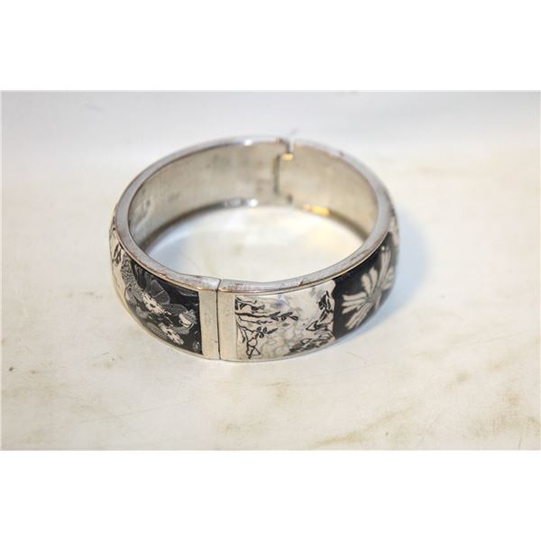 SIGNED "VIVA BEADS" CLAY MAGNETIC CLAMPER BRACEL