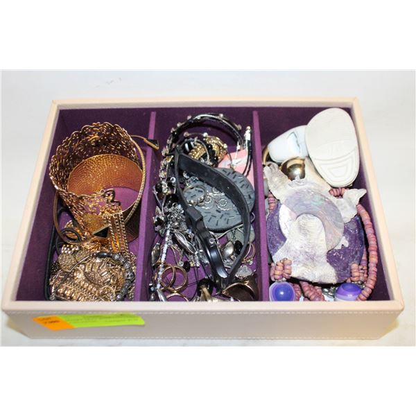 JEWELLERY TRAY WITH CONTENTS SOME 925 PIECES