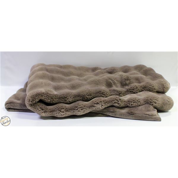 HOUSE & HOME FAUX FUR THROW BLANKET