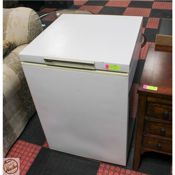 WOODS 149.8L APARTMENT SZ CHEST (EDGES HAVE YELLOW