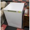 Image 1 : WOODS 149.8L APARTMENT SZ CHEST (EDGES HAVE YELLOW