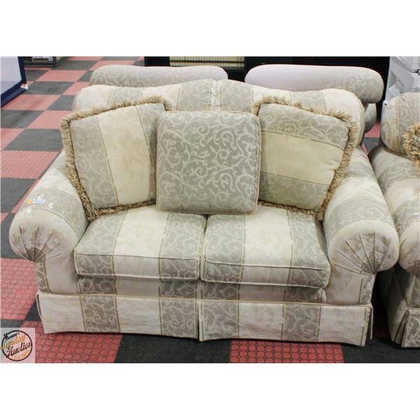 LOVE SEAT COUCH FLORAL PRINT NEUTRAL WHITE/GREY