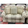 Image 1 : LOVE SEAT COUCH FLORAL PRINT NEUTRAL WHITE/GREY
