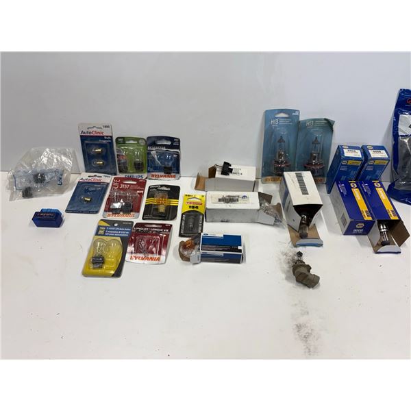 LOT OF BRAND NEW AUTOMOTIVE LIGHT BULBS