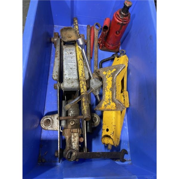 TOTE OF CAR JACK 'BOTTLE JACK WITH TIRE CHANGING EQUIMENT