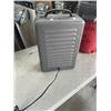 Image 6 : 5 GALLON SHOP VAC AND PRESTIGE ELECTRIC HEATER