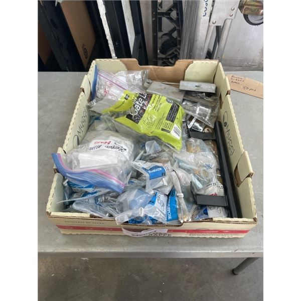 TRAY OF ASSORTED LOCK CORES AND DOOR HARDWARE