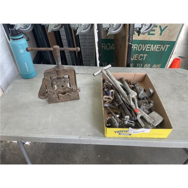 PULLERS, SCRAPERS AND HAND TOOLS