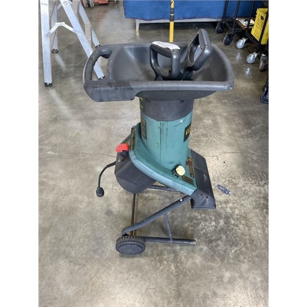 YARDWORKS WOOD CHIPPER - WORKING